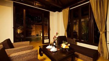 Honeymoon Suite Pool Villas | Frigobar, cofres nos quartos, berços grátis