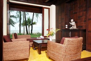 Family Pool Suite Villa | Wohnbereich | 29-Zoll-Fernseher mit Satellitenempfang