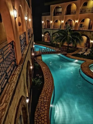 Outdoor pool, sun loungers - Corto del Mar Hotel (Coron)