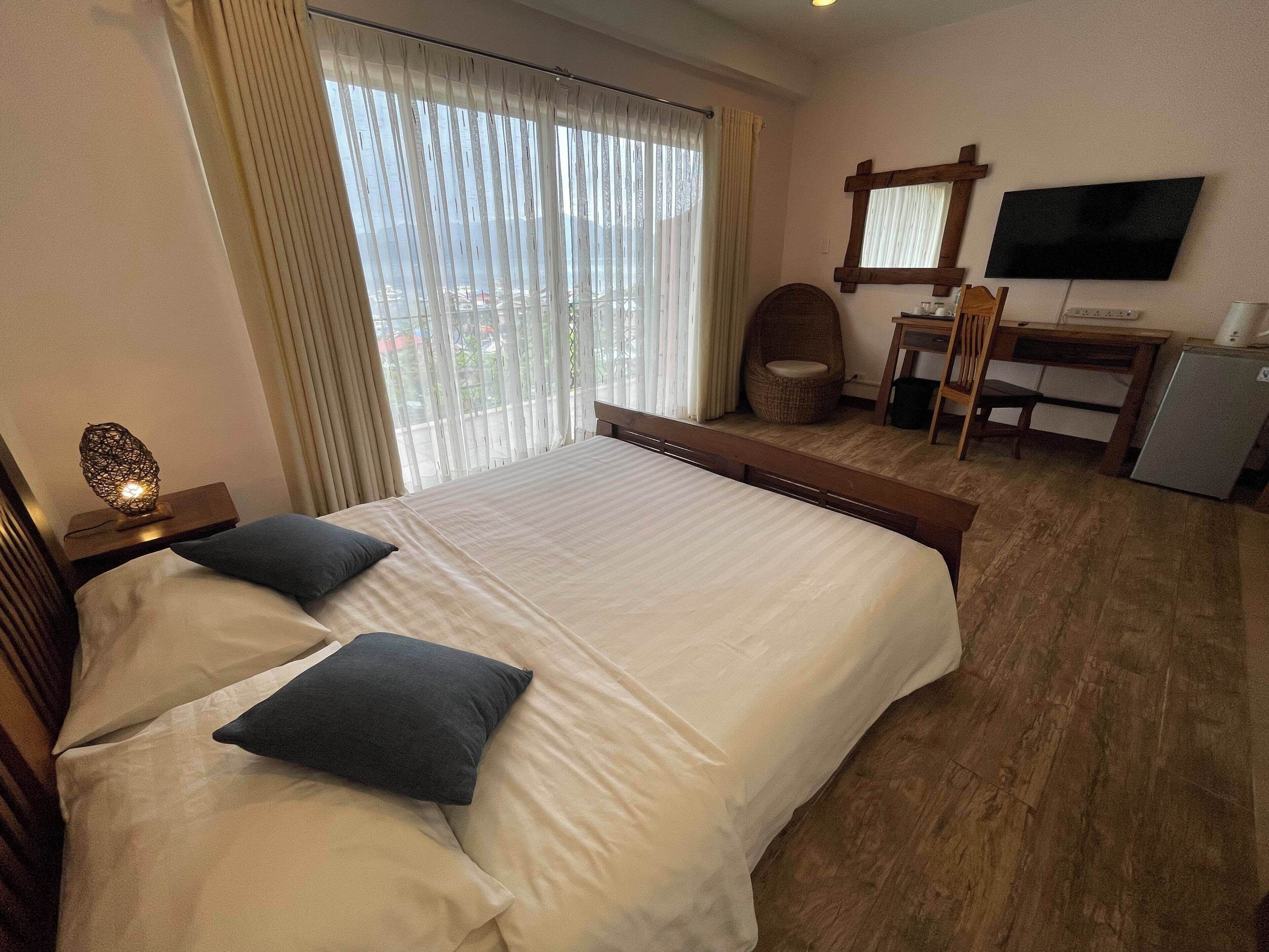 deluxe room | 1 bedroom, in-room safe, desk, bed sheets