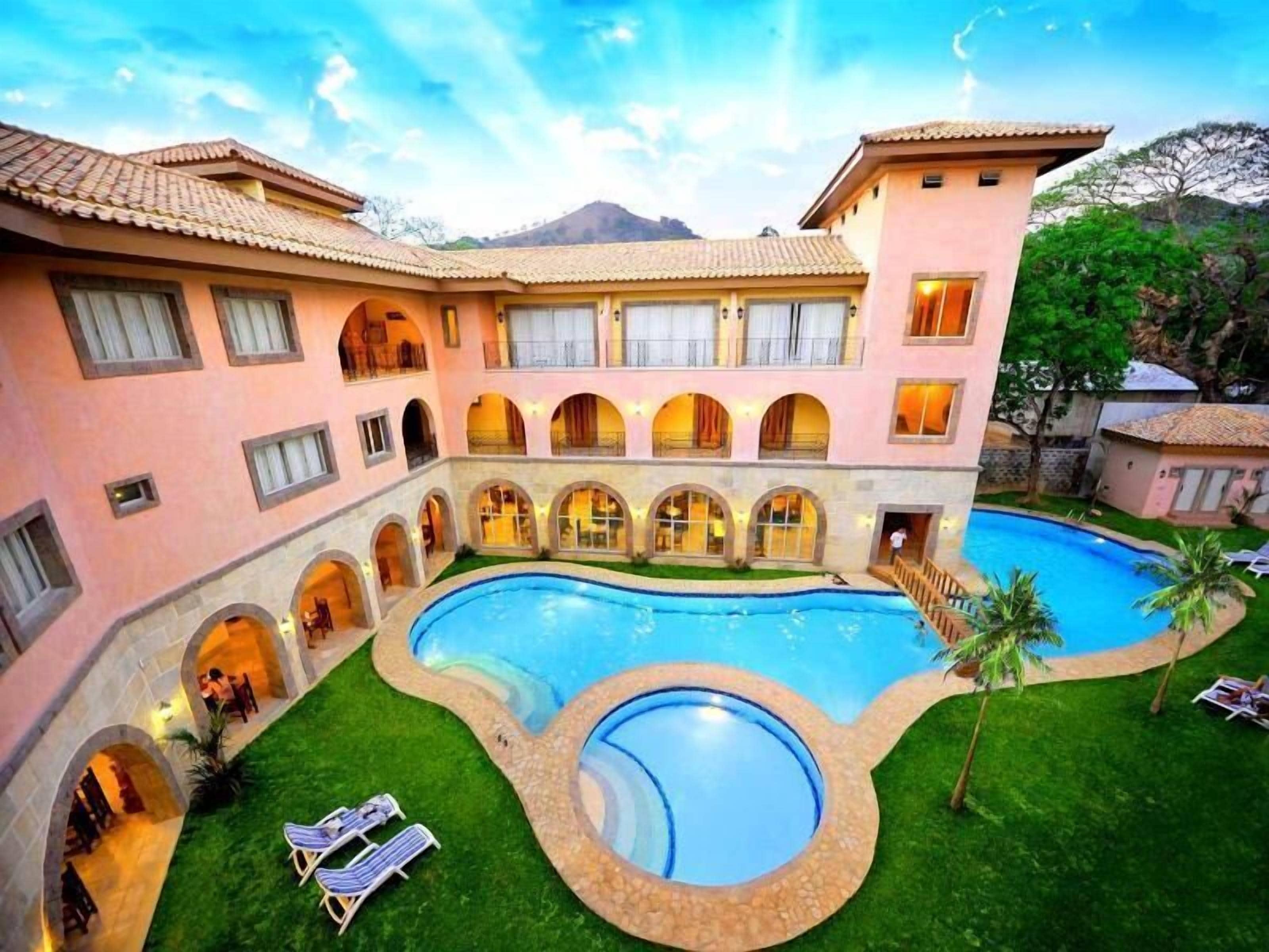 Piscine extérieure, chaises longues