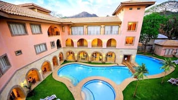 Piscine extérieure, chaises longues