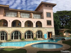 Outdoor pool, sun loungers - Corto del Mar Hotel (Coron)