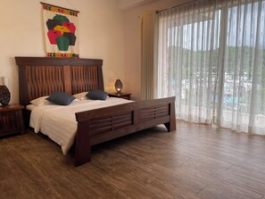 Kamar Deluks | Brankas, meja kerja, dan seprai linen