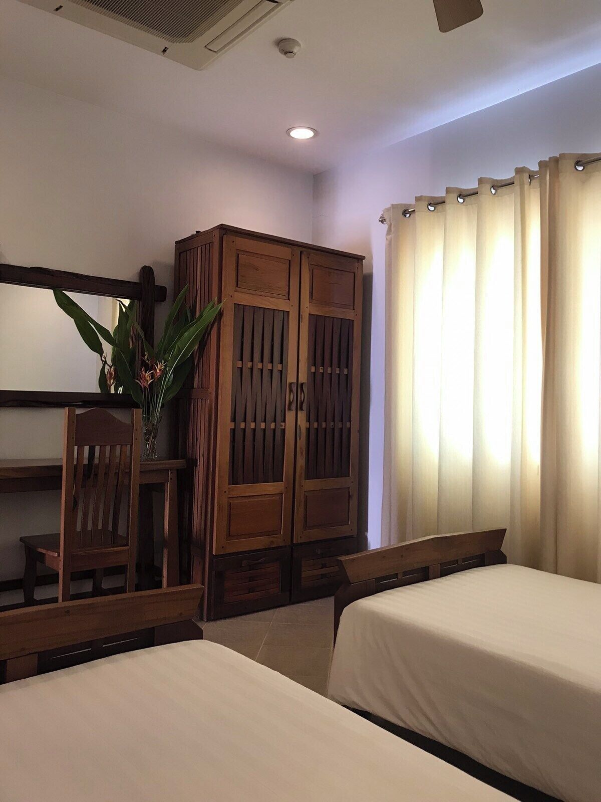 family room | 1 bedroom, in-room safe, desk, bed sheets