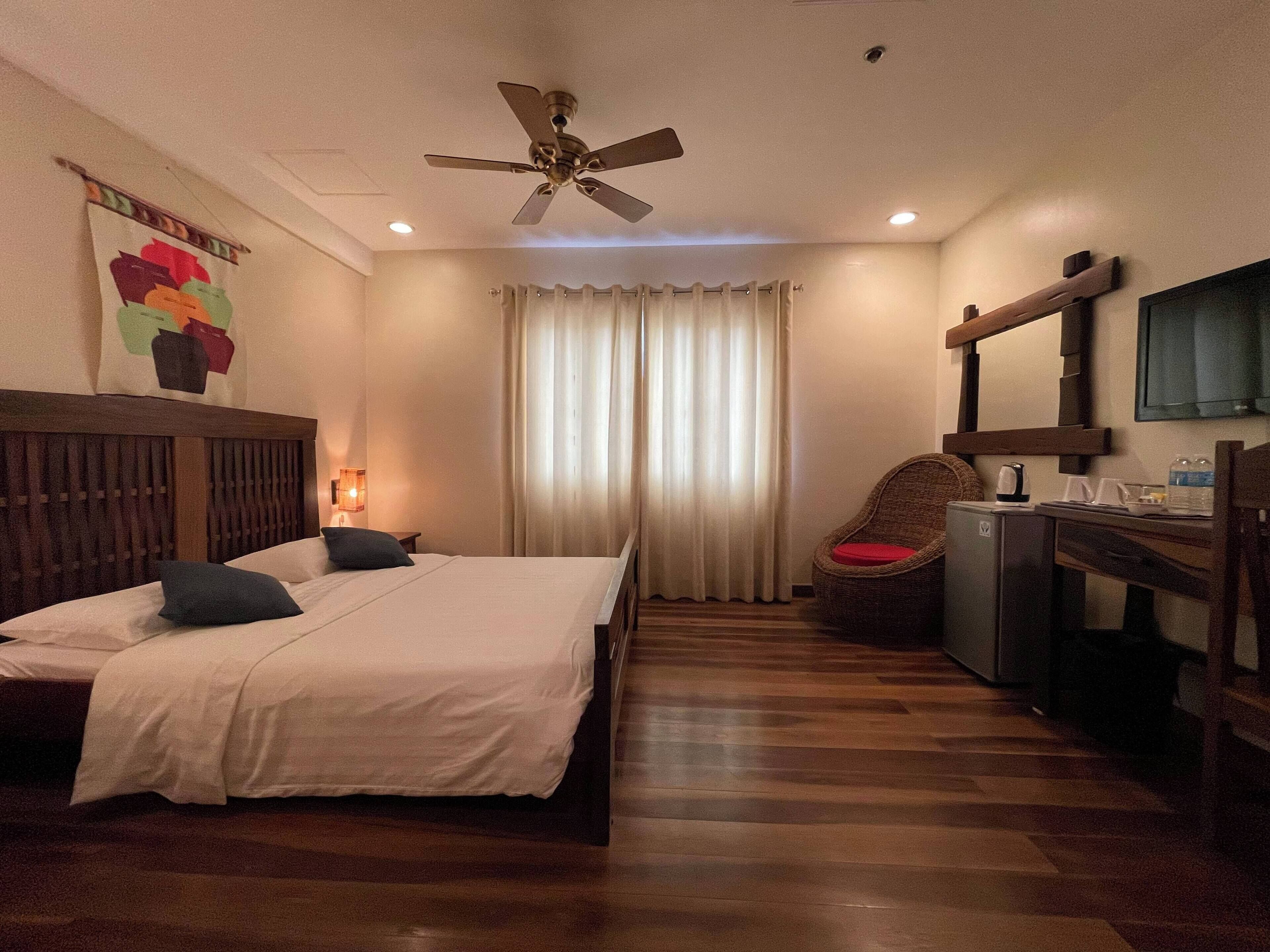 standard room | 1 bedroom, in-room safe, desk, bed sheets