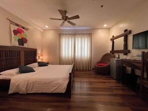 Standard Room | In-room safe, desk, bed sheets - Corto del Mar Hotel (Coron)