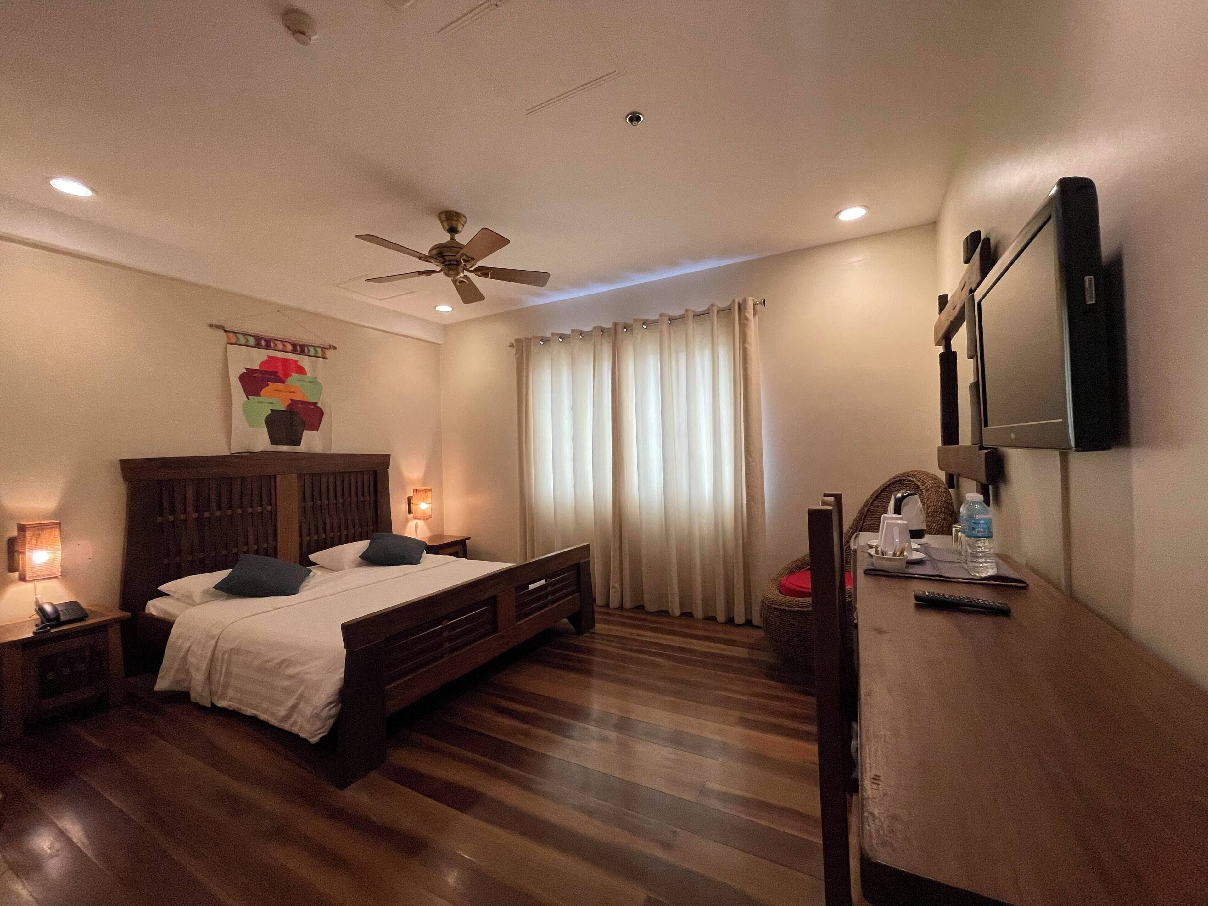 standard room | 1 bedroom, in-room safe, desk, bed sheets