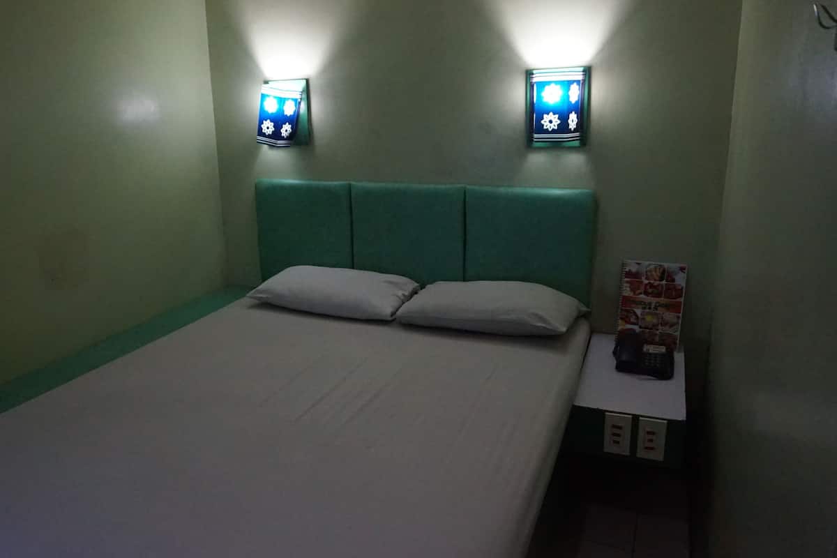 Executive Room | Desk, free WiFi, bed sheets