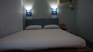 Escritorio, wifi gratis y ropa de cama