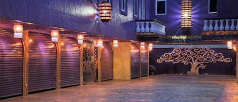 Vista frontal de la propiedad por la tarde o noche