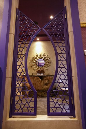 Külön fürdőkád, illetve zuhanyzó, hajszárító, papucsok és törölközők