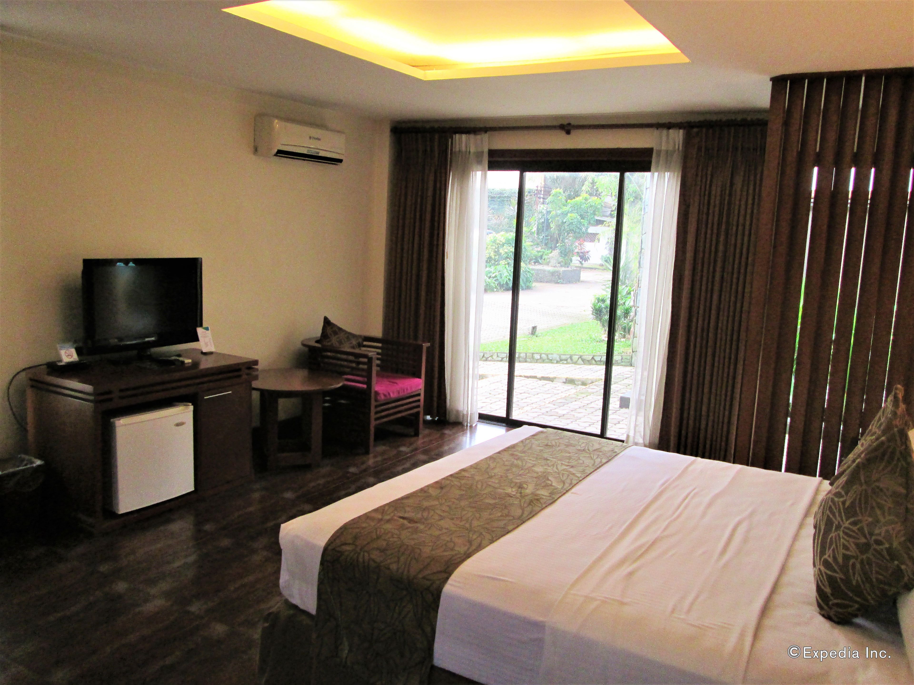 Business Suite, 1 King Bed | Premium bedding, desk, blackout curtains, bed sheets