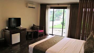 Business Suite, 1 King Bed | Premium bedding, desk, blackout curtains, bed sheets