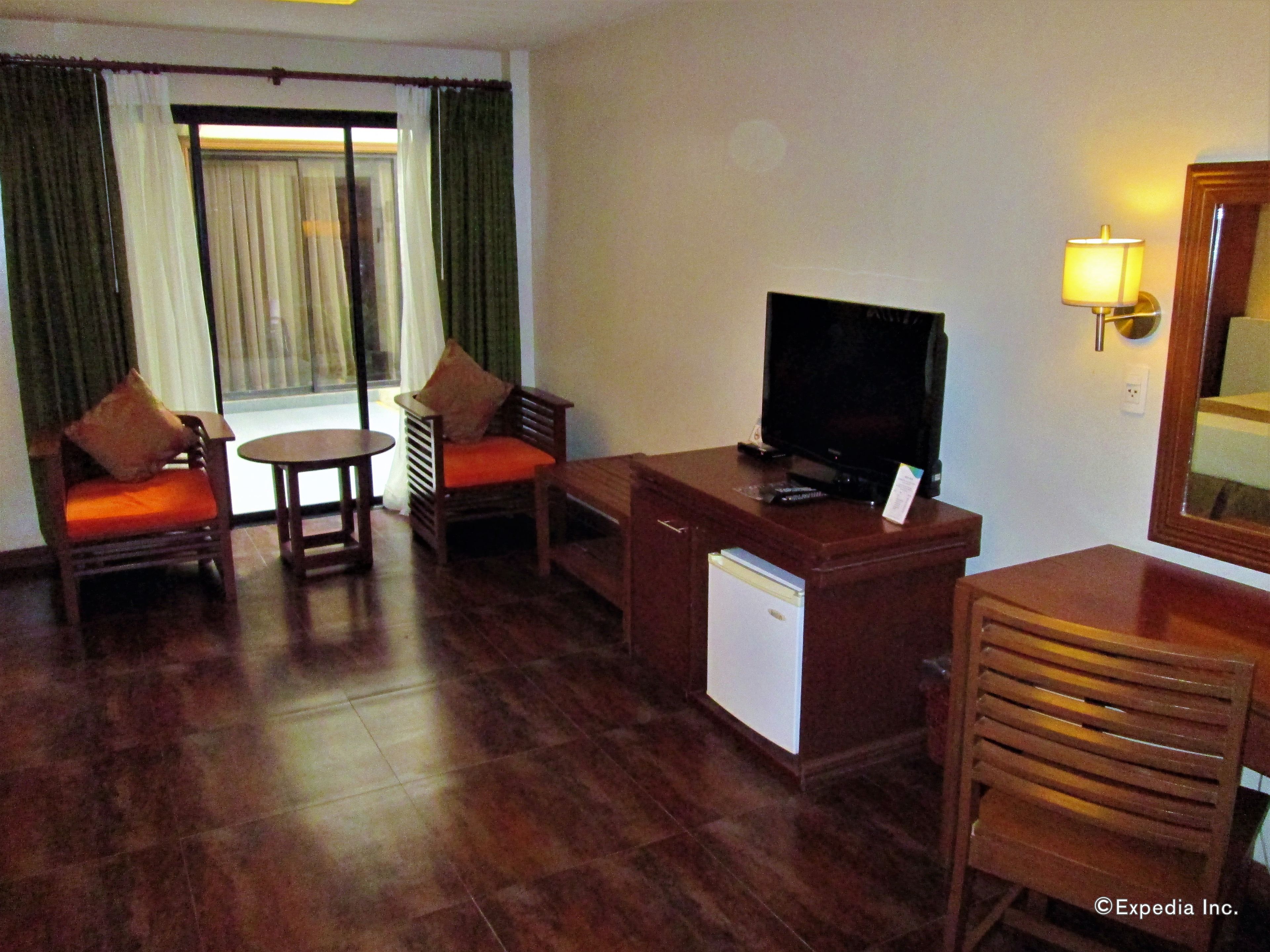 junior suite | premium bedding, desk, blackout curtains, bed sheets