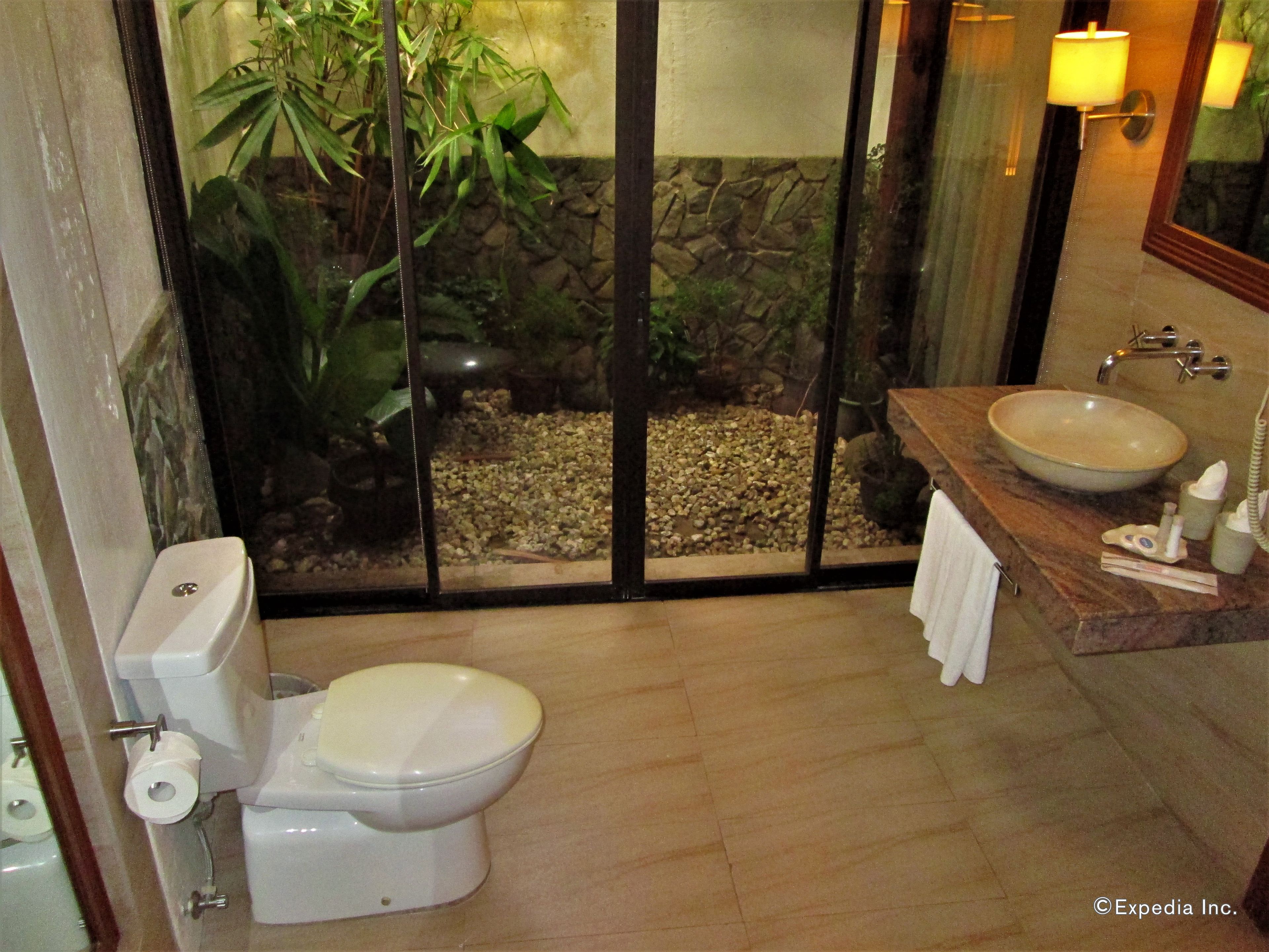 junior suite | bathroom | free toiletries, towels