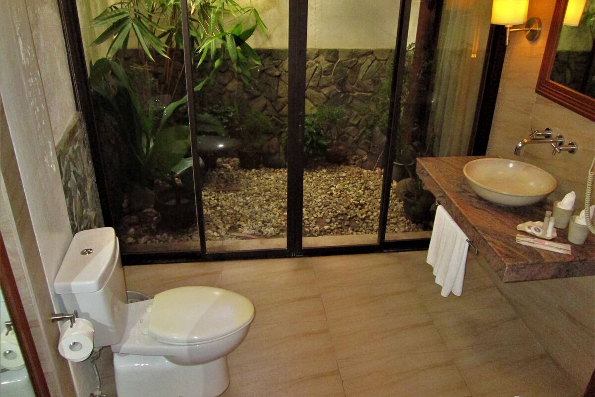 junior suite | bathroom | free toiletries, towels