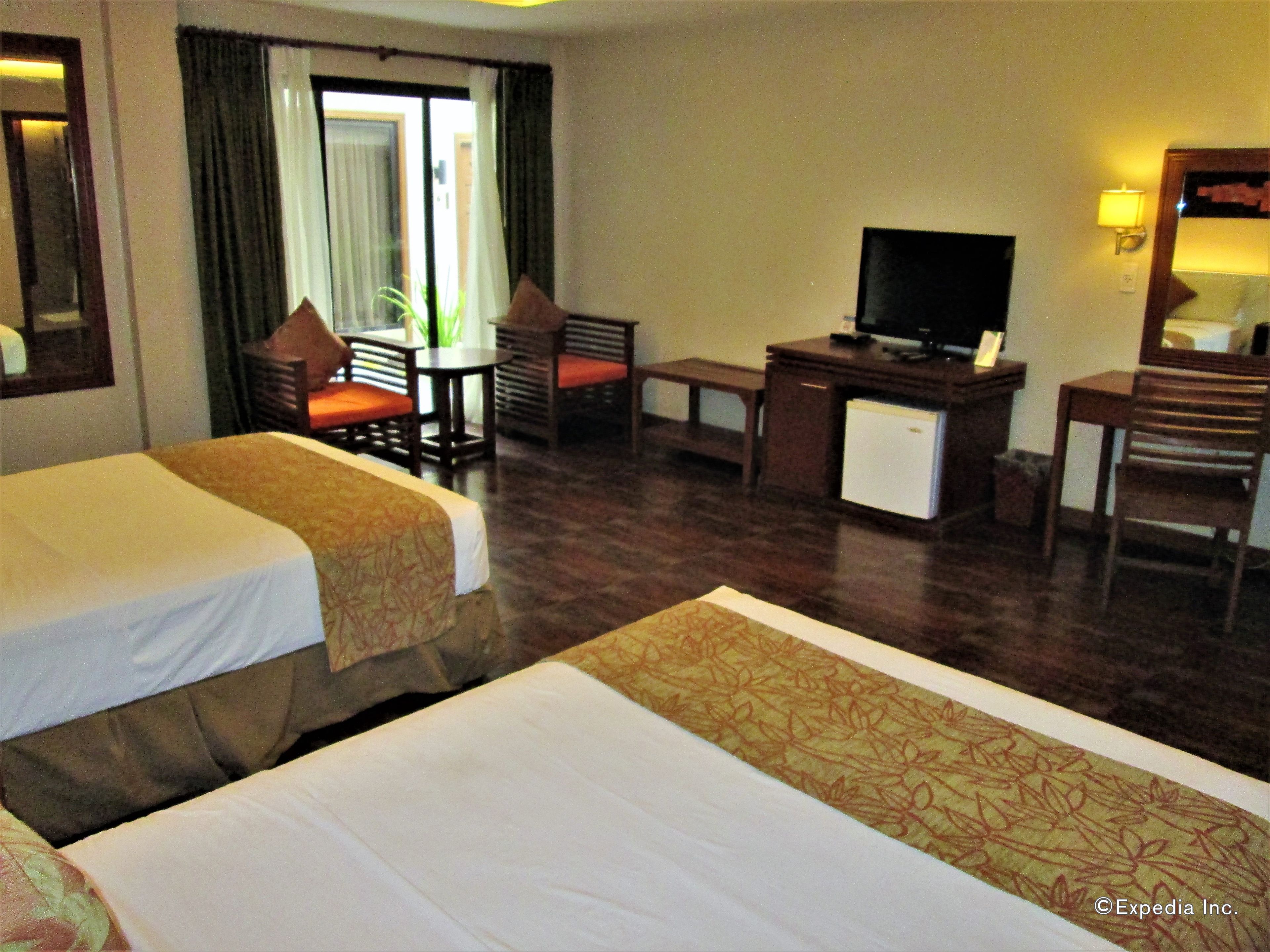 junior suite | premium bedding, desk, blackout curtains, bed sheets