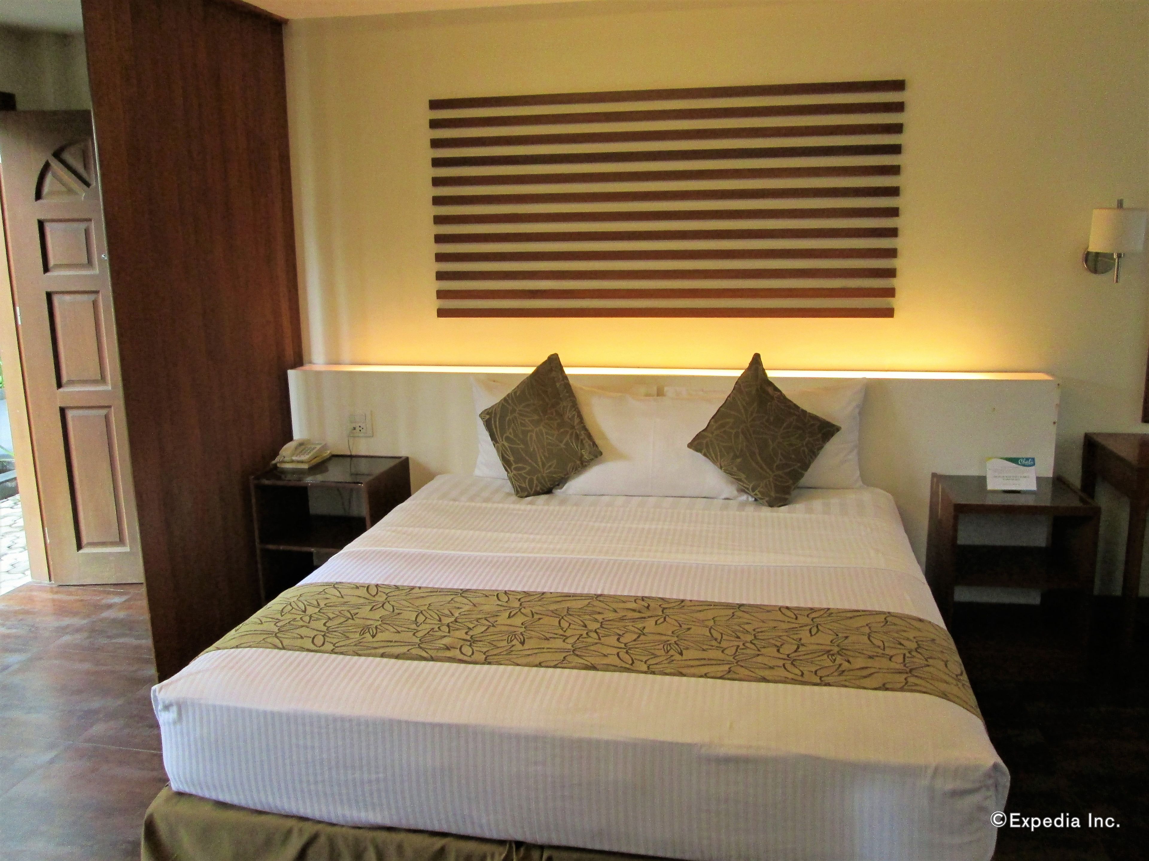 business suite, 1 king bed | premium bedding, desk, blackout curtains, bed sheets
