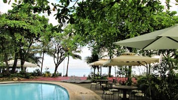 Piscine extérieure, parasols de plage, chaises longues