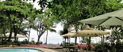 Piscine extérieure, parasols de plage, chaises longues