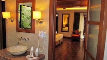 Suíte júnior | Banheiro | Produtos de toalete grátis, toalhas de banho