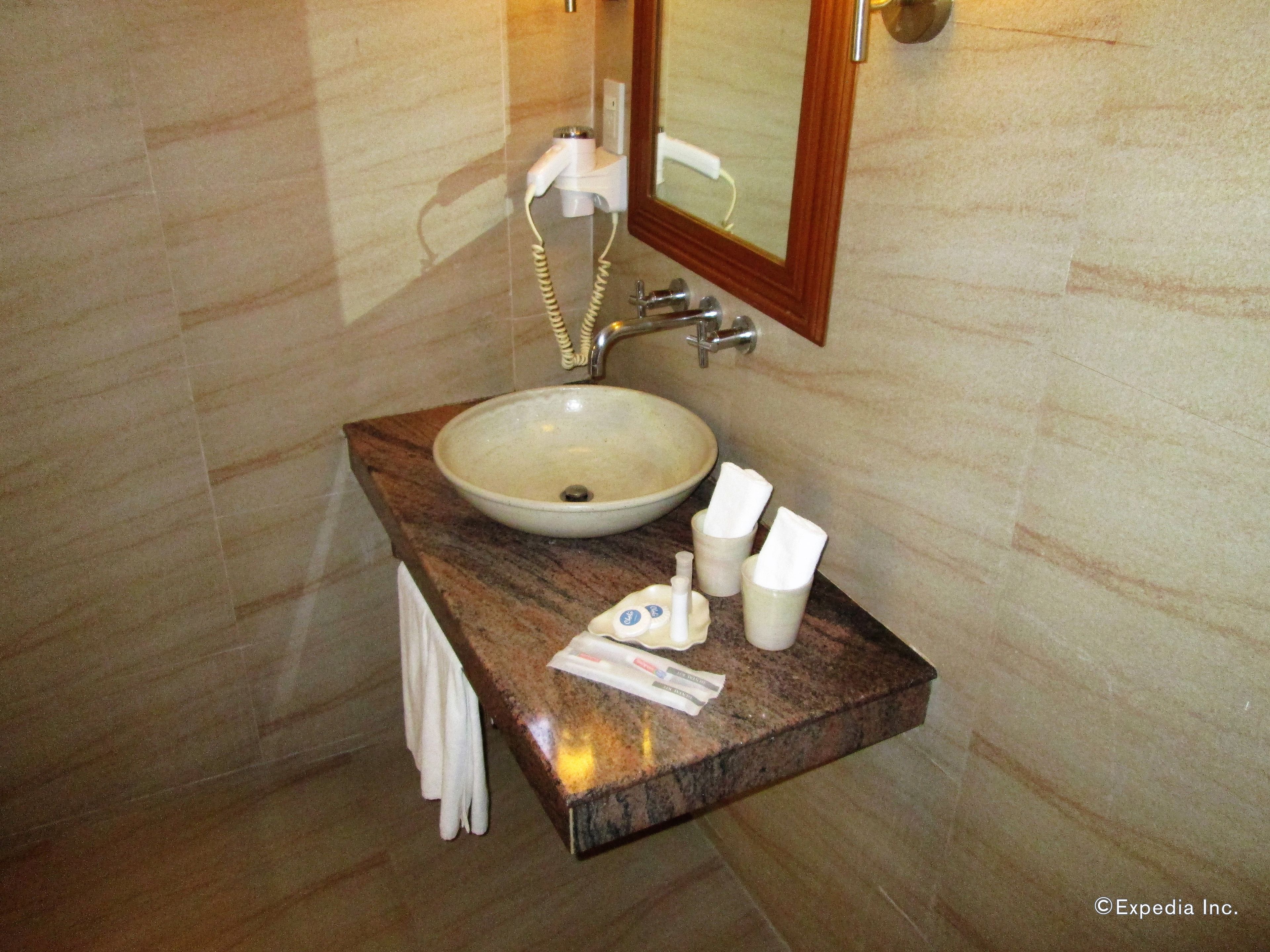 business suite, 1 king bed | bathroom sink