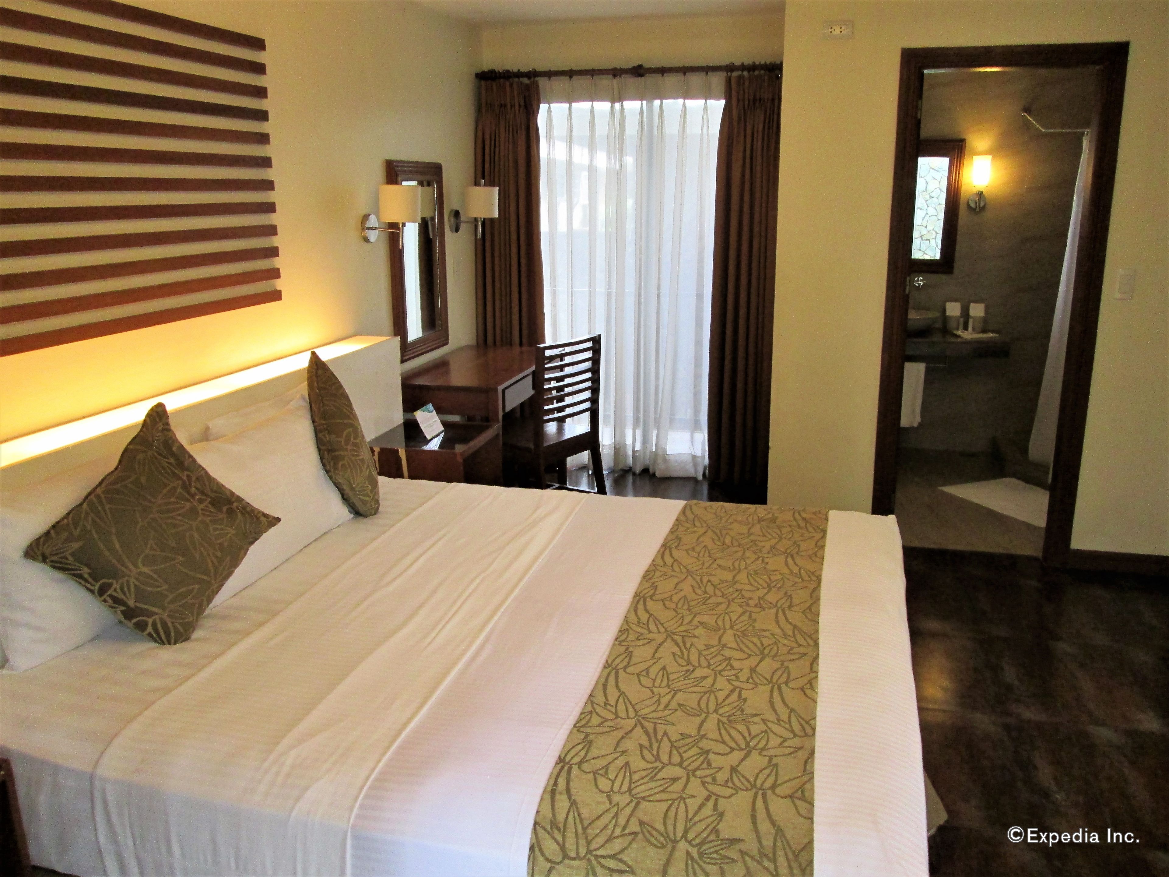 business suite, 1 king bed | premium bedding, desk, blackout curtains, bed sheets