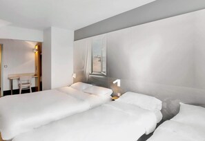 Habitación cuádruple, para no fumadores | Ropa de cama de alta calidad y escritorio