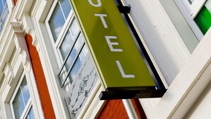 Un letrero de hotel con el nombre "B&B Hotels" y la palabra "HOTEL" sobre un fondo verde.