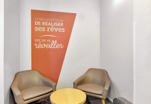 Lobby sitting area - B&B HOTEL Dunkerque Centre Gare (Dunkirk)