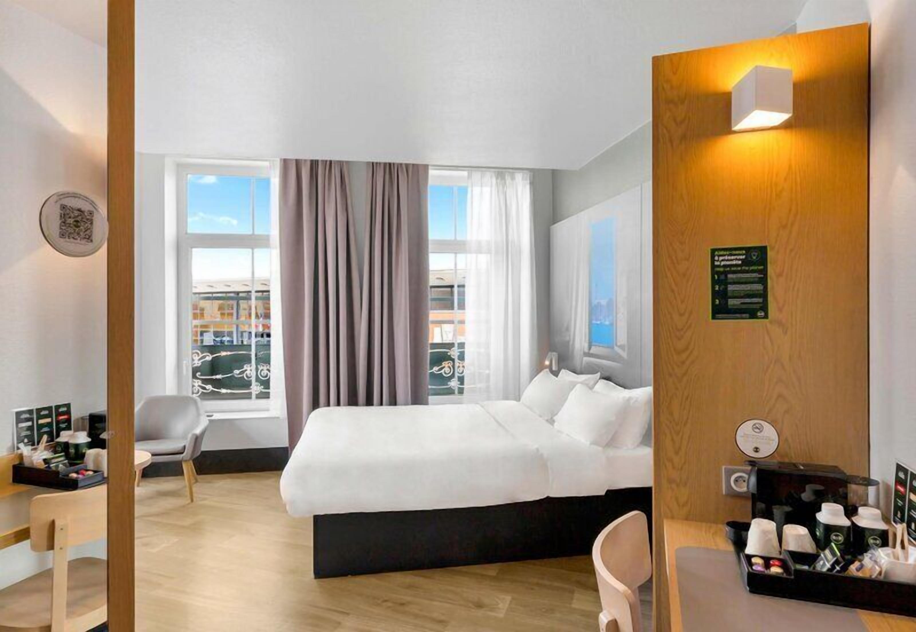Luxe beddengoed, een bureau, een laptopwerkplek, geluiddichte muren