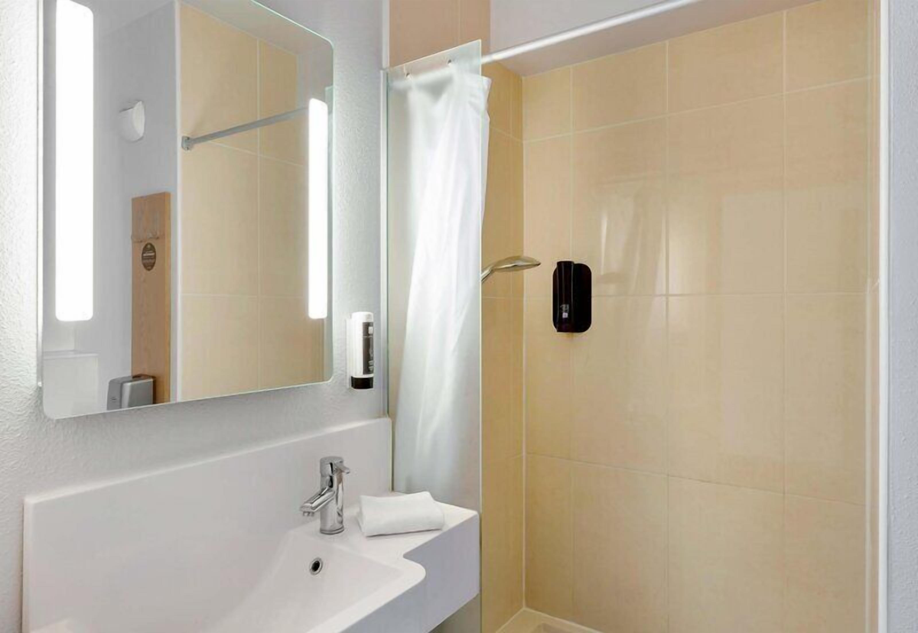 Een douche, handdoeken