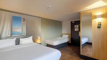 Triple Room, Non Smoking | Desk, soundproofing, free WiFi, bed sheets