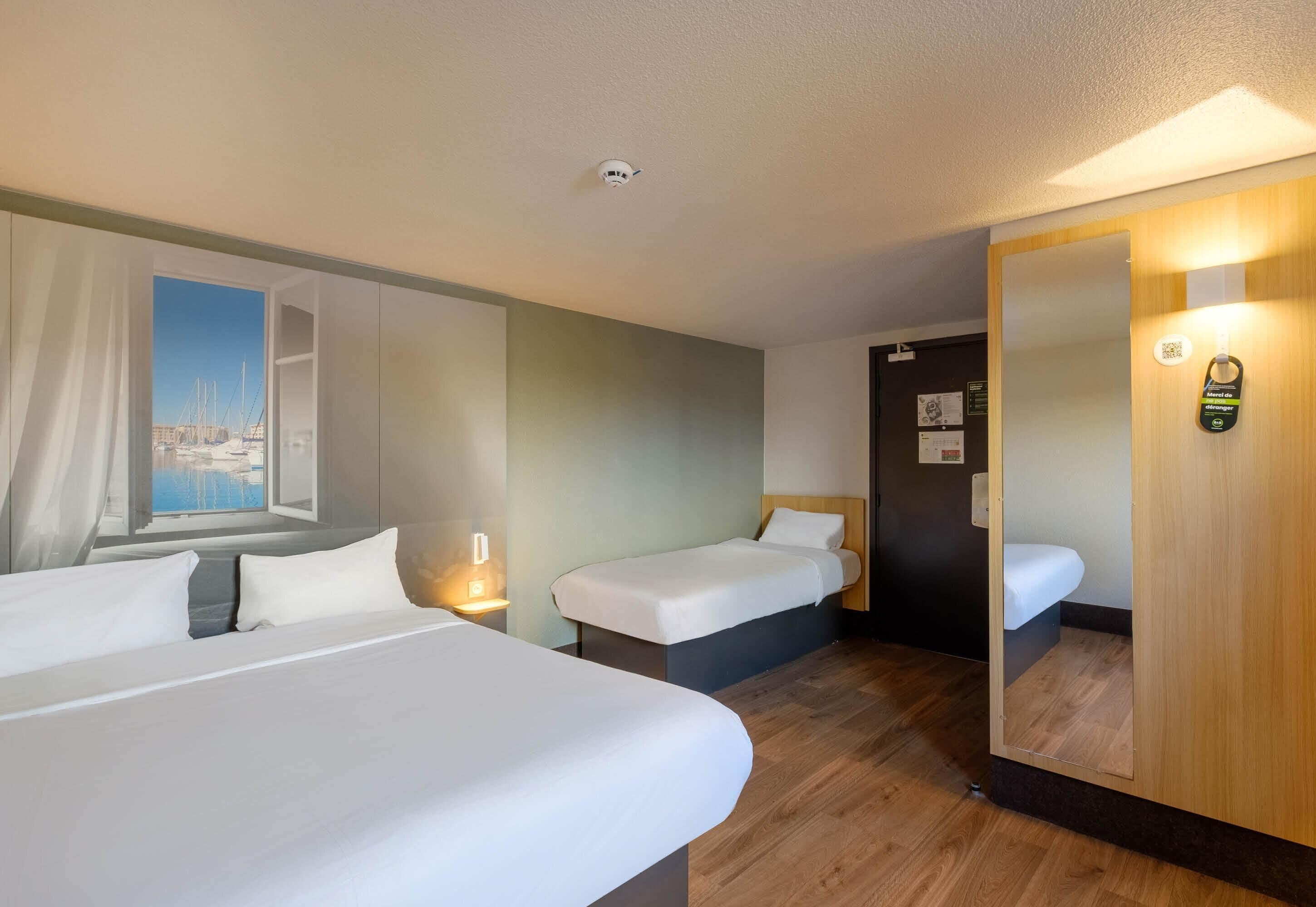 Quarto triplo, para não fumantes | Escrivaninha, quartos à prova de som, Wi-Fi de cortesia, roupa de cama