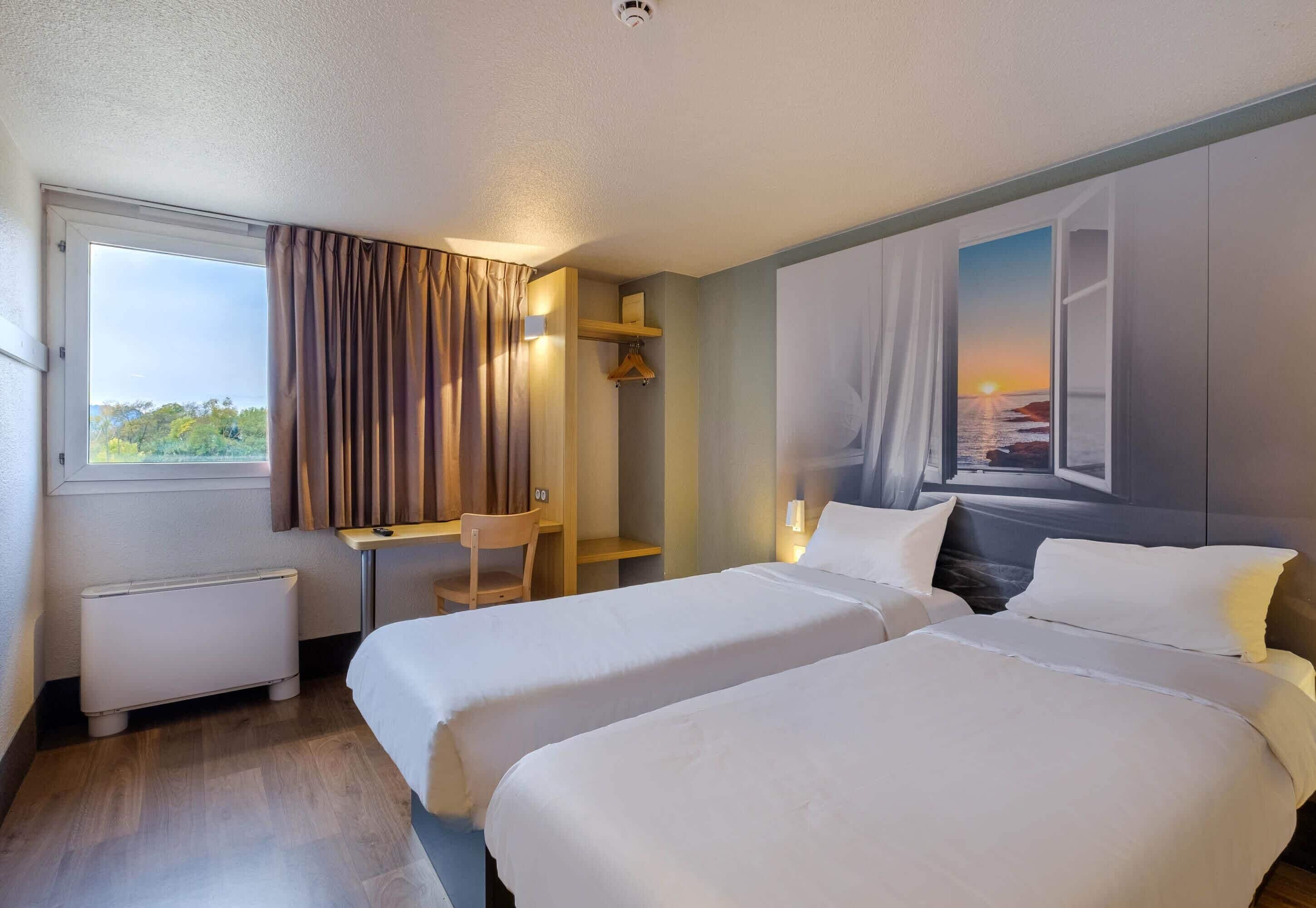 Quarto duplo, para não fumantes | Escrivaninha, quartos à prova de som, Wi-Fi de cortesia, roupa de cama
