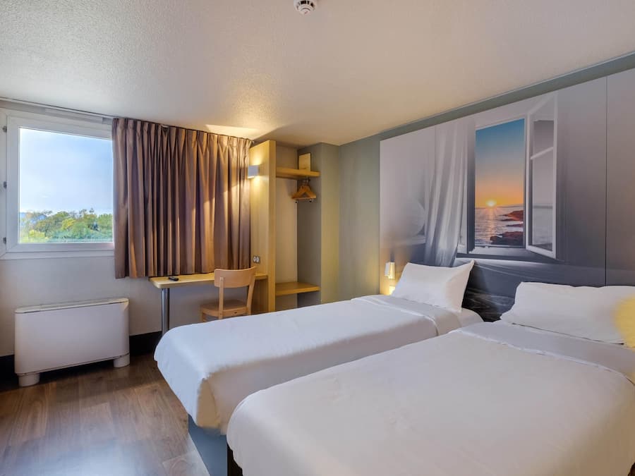 Twin Room, Non Smoking | Desk, soundproofing, WiFi (free), bed sheets