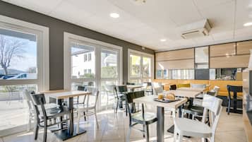 Petit déjeuner buffet servi tous les jours en supplément