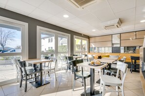 Frokostbuffé hver dag (mot et tillegg)