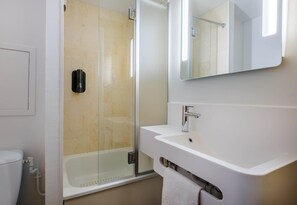 Shower, towels - B&B HOTEL Fréjus Puget-sur-Argens (Fréjus)