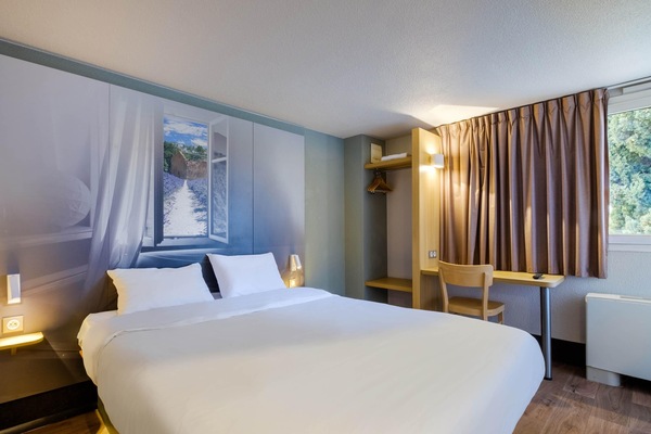 Desk, soundproofing, free WiFi, bed sheets