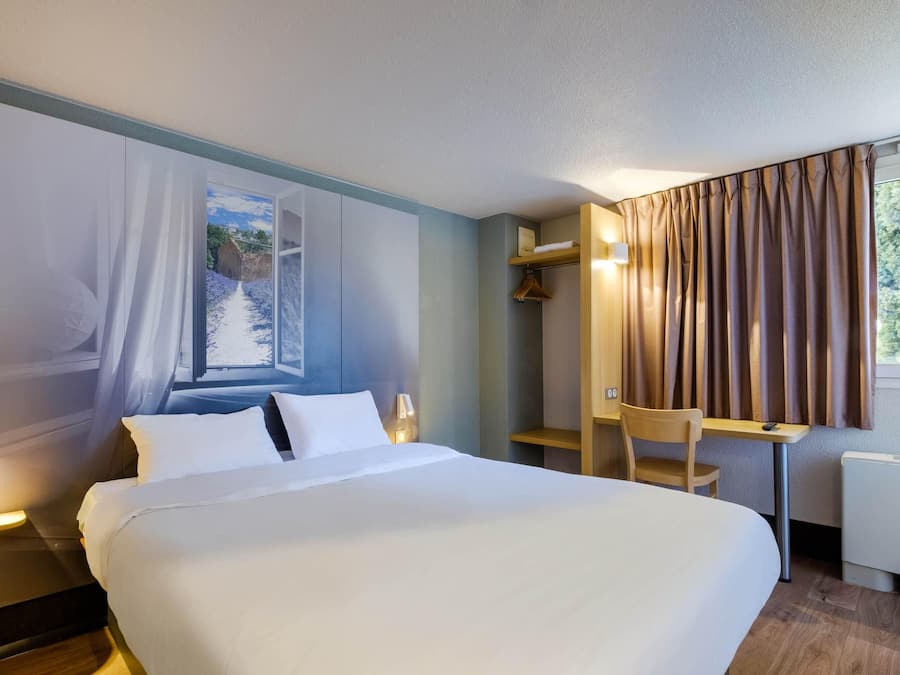 Desk, soundproofing, free WiFi, bed sheets