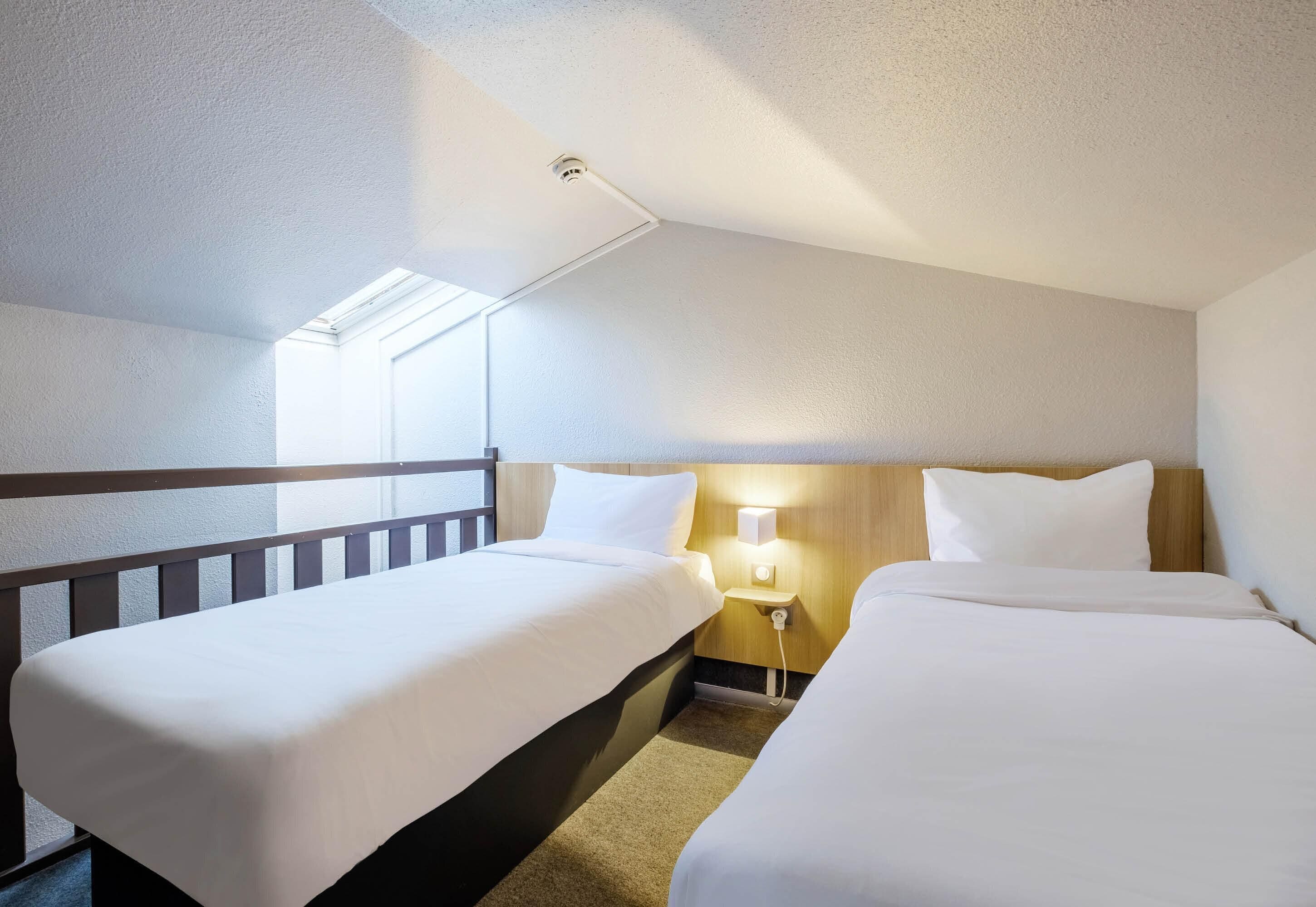 Quarto quádruplo, para não fumantes | Escrivaninha, quartos à prova de som, Wi-Fi de cortesia, roupa de cama