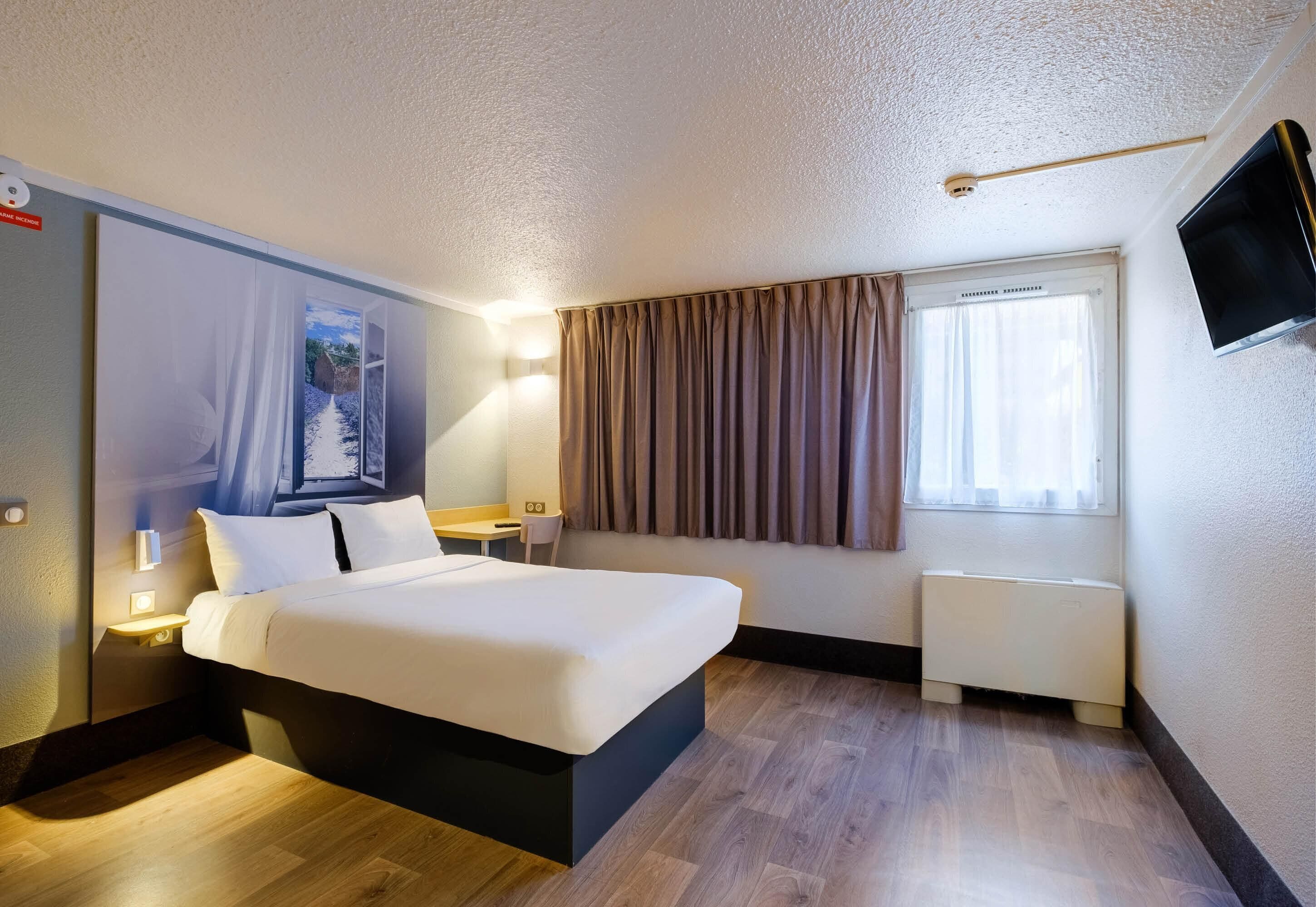 Quarto casal, acessível, para não fumantes | Escrivaninha, quartos à prova de som, Wi-Fi de cortesia, roupa de cama