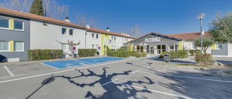 Estacionamiento: 6 por noche