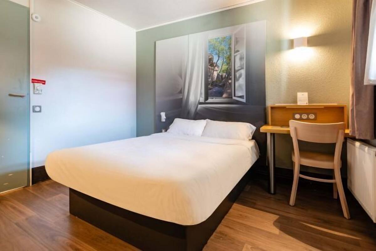 Premium bedding, desk, soundproofing, free WiFi