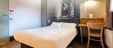 Ropa de cama de alta calidad, escritorio y sistema de insonorización