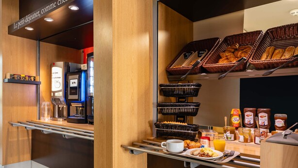 Un buffet de petit-déjeuner comprenant du pain, des viennoiseries et des boissons.