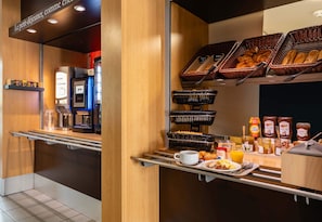 Se ofrece un desayuno bufé todos los días (por un coste adicional)