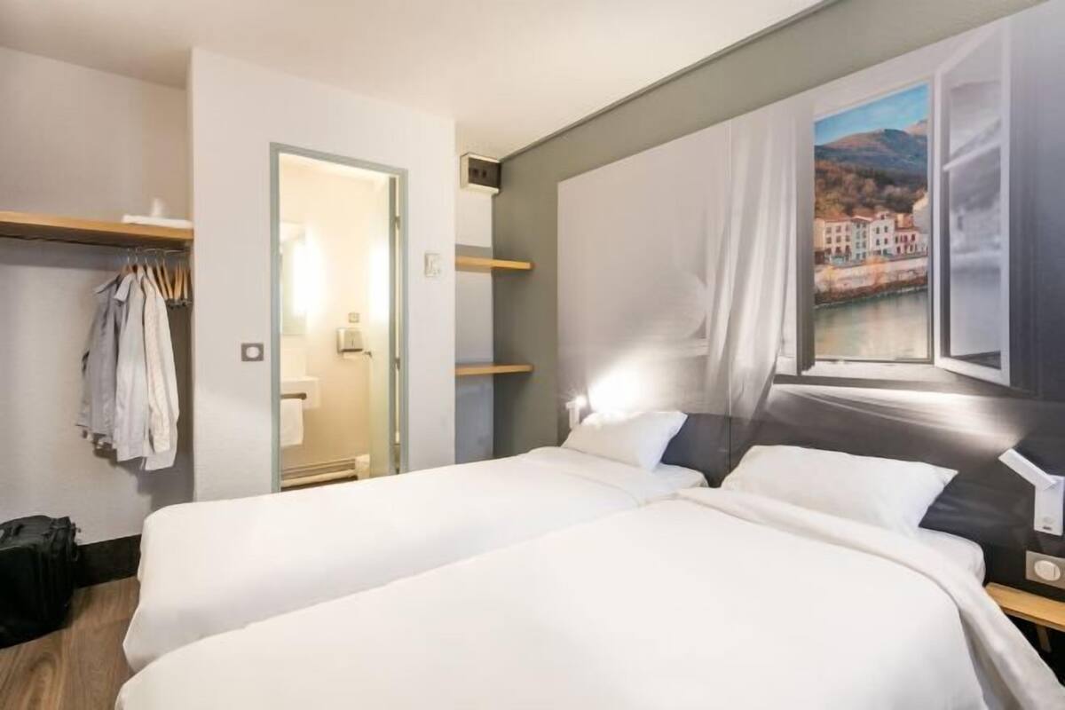 Ropa de cama de alta calidad, escritorio, insonorización y wifi gratis